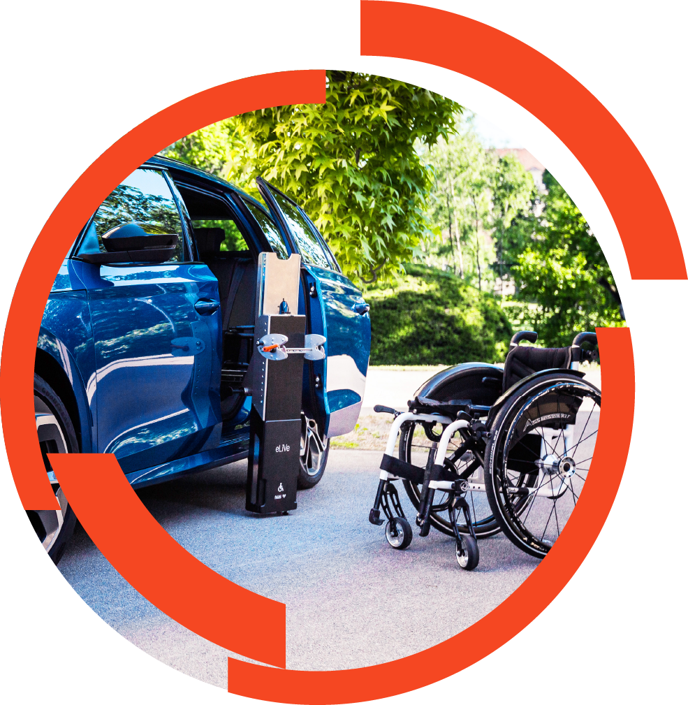 Rollstuhllift neben offenem Autotür eines blauen Wagens, zusammen mit leerem Rollstuhl im Parkumfeld.